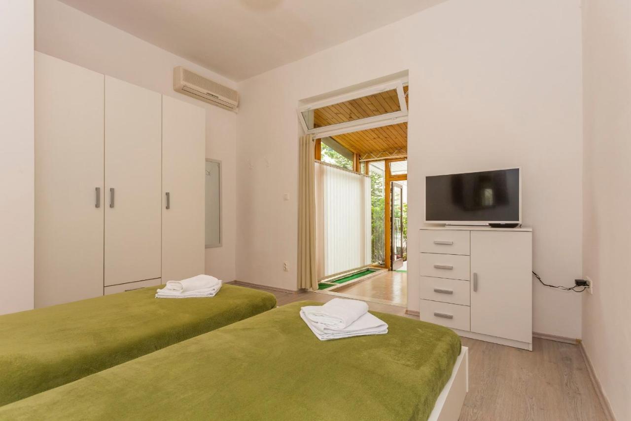 Comfortable Modern Studio With Shaded Patio สปลิท ภายนอก รูปภาพ